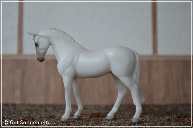 #5906 (Target) Thoroughbred | white | 2008 OF disc.