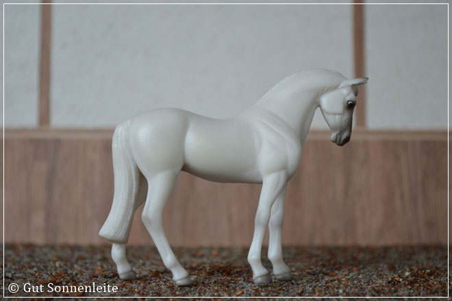 #5906 (Target) Thoroughbred | white | 2008 OF disc.